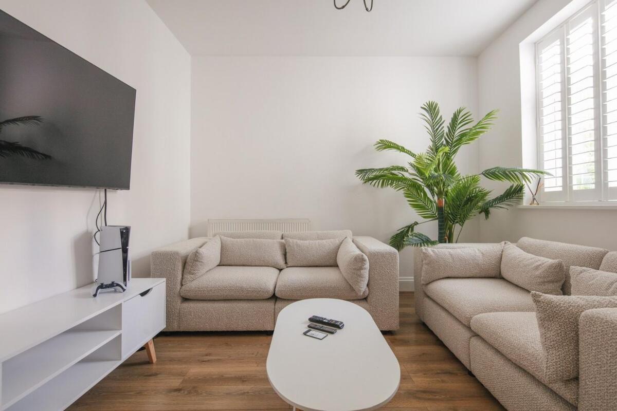 Spacious 3 Bedroom Home With Ps5 And Pool Table Near O2 Arena Canary Wharf And Elizabeth Line To Central London Exterior photo