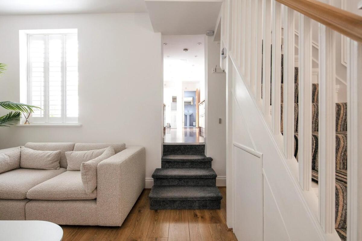 Spacious 3 Bedroom Home With Ps5 And Pool Table Near O2 Arena Canary Wharf And Elizabeth Line To Central London Exterior photo