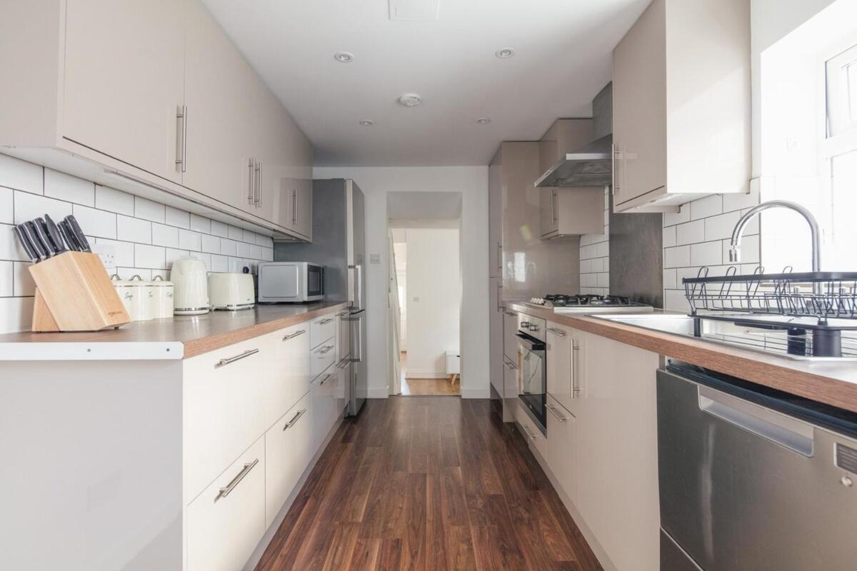 Spacious 3 Bedroom Home With Ps5 And Pool Table Near O2 Arena Canary Wharf And Elizabeth Line To Central London Exterior photo