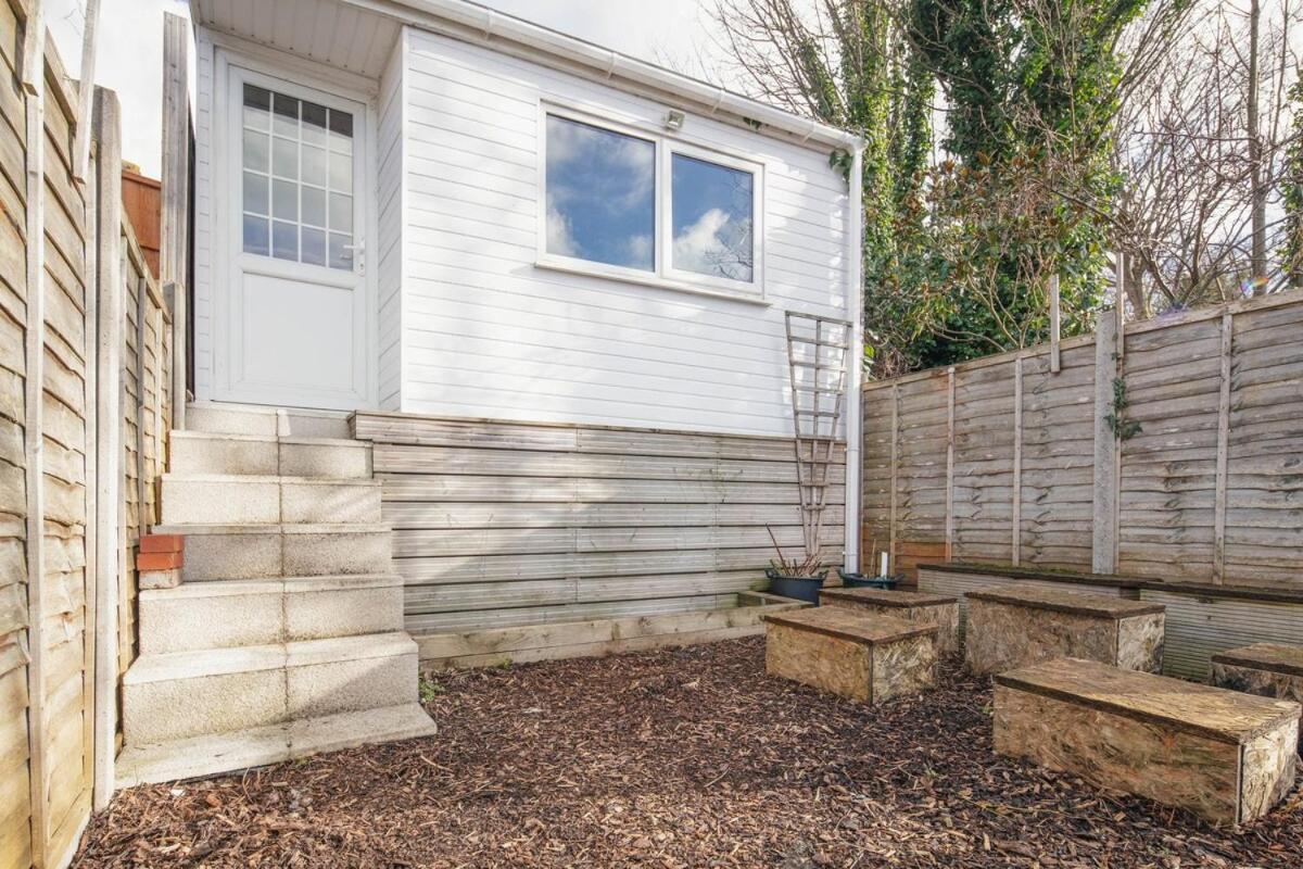 Spacious 3 Bedroom Home With Ps5 And Pool Table Near O2 Arena Canary Wharf And Elizabeth Line To Central London Exterior photo