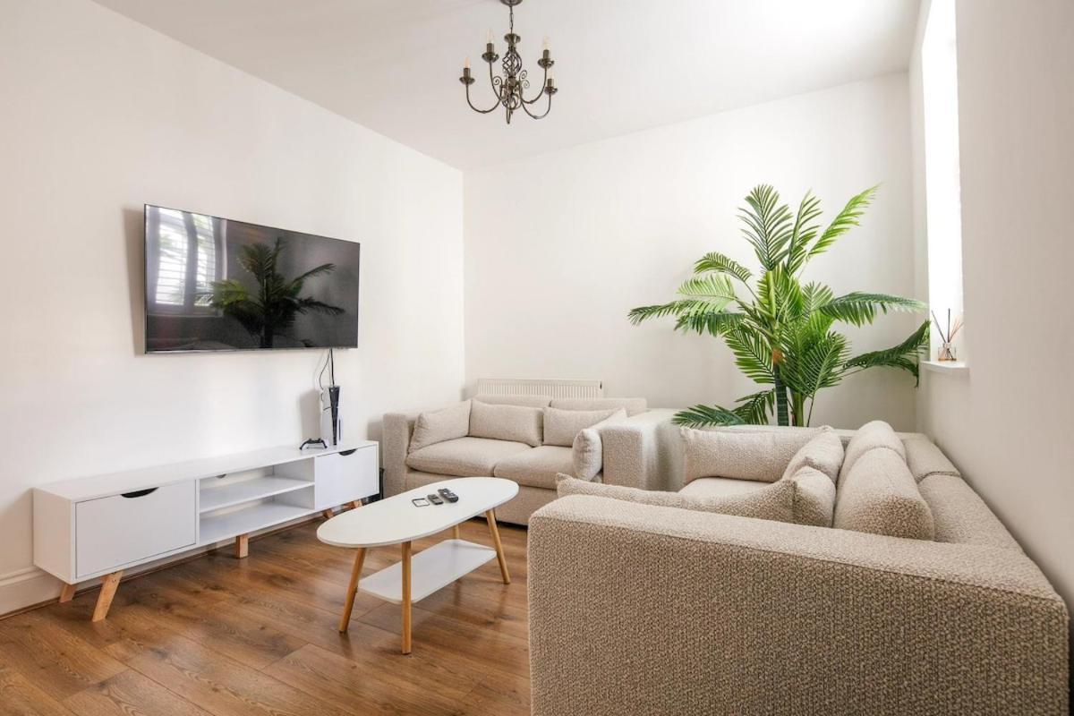 Spacious 3 Bedroom Home With Ps5 And Pool Table Near O2 Arena Canary Wharf And Elizabeth Line To Central London Exterior photo